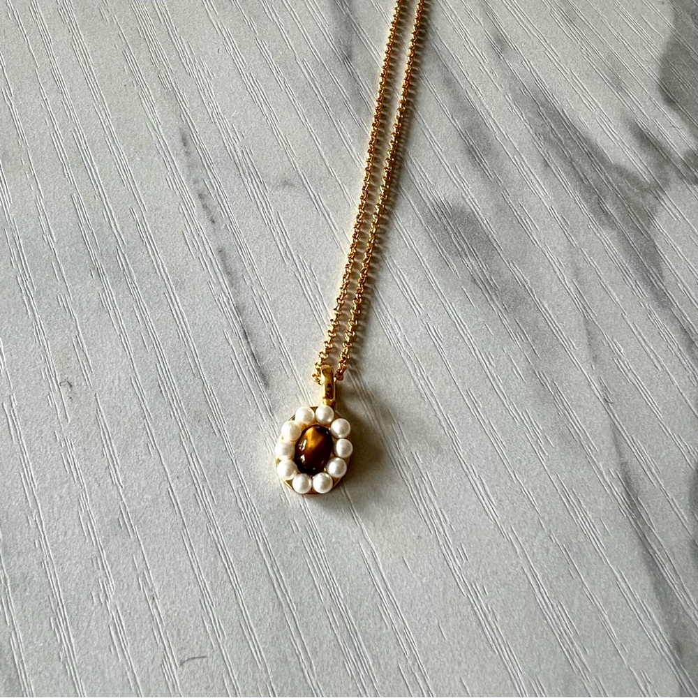 Elegant Gold and Pearl Pendant Necklace